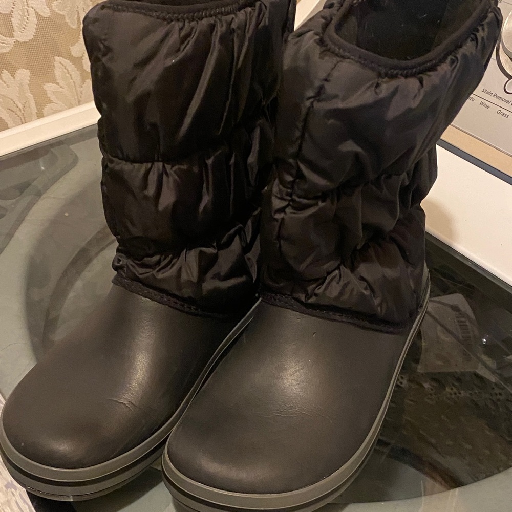 Preowned women’s CROCS Black rain snow boots 7 W Excellent